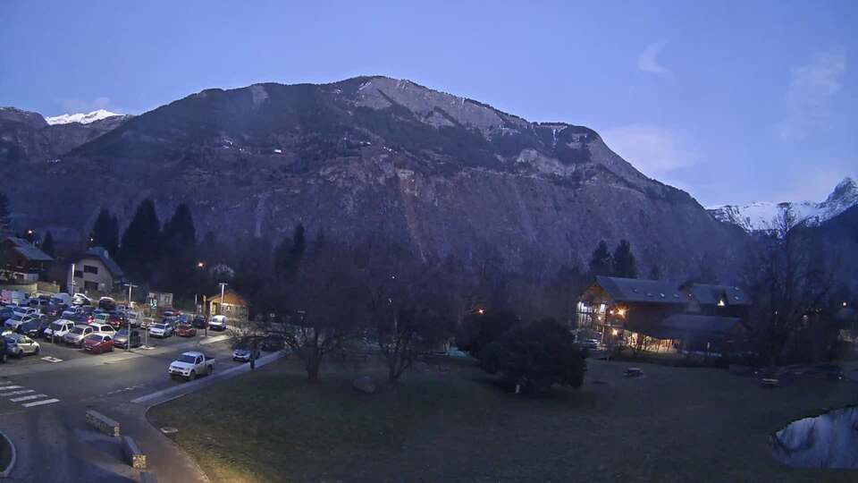 Webcam au niveau de la mairie du village du Bourg d'Oisans, aux pieds de l'Alpe d'Huez et aux portes du parc des Écrins