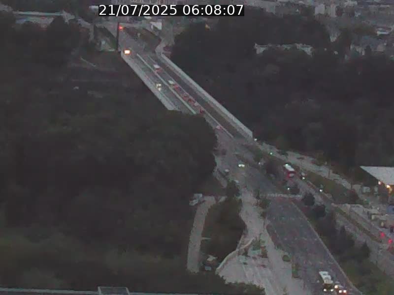 Webcam sur l'avenue John Fitzgerald Kennedy (N51) avec vue sur le Pont rouge (Pont Grande Duchesse Charlotte), l'arrêt Pfaffenthal et l'entrée du quartier Kirchberg