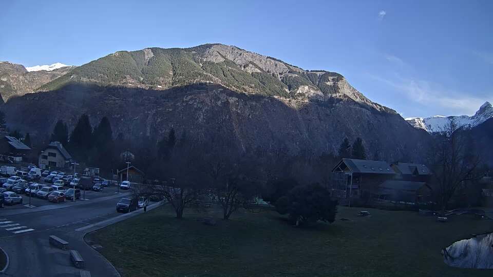 Webcam au niveau de la mairie du village du Bourg d'Oisans, aux pieds de l'Alpe d'Huez et aux portes du parc des Écrins