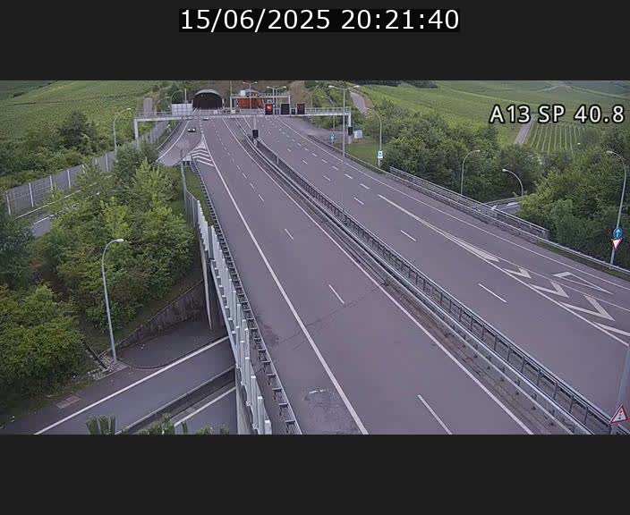 Webcam avec vue sur l'entrée côté allemand du tunnel Markusbierg à Schengen. Vue orientée vers le tunnel et Bettembourg