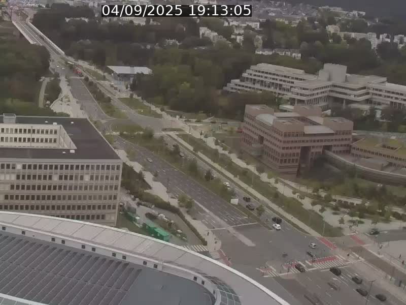 Webcam sur l'avenue John Fitzgerald Kennedy (N51) avec vue sur le Pont rouge (Pont Grande Duchesse Charlotte), l'arrêt Pfaffenthal et l'entrée du quartier Kirchberg