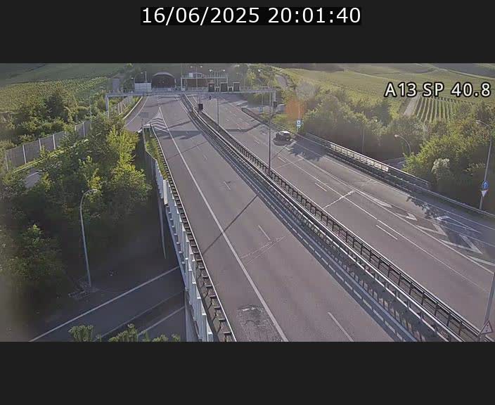 Webcam avec vue sur l'entrée côté allemand du tunnel Markusbierg à Schengen. Vue orientée vers le tunnel et Bettembourg