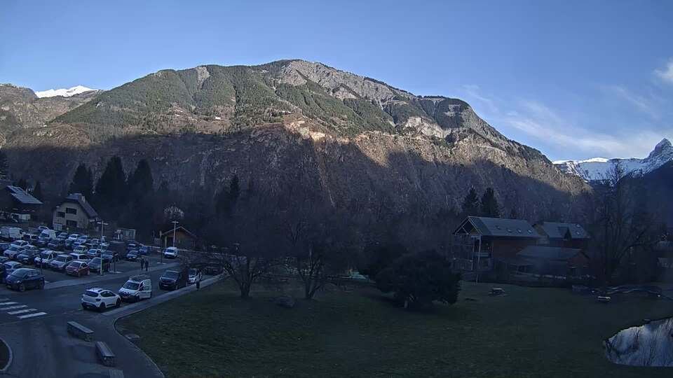 Webcam au niveau de la mairie du village du Bourg d'Oisans, aux pieds de l'Alpe d'Huez et aux portes du parc des Écrins