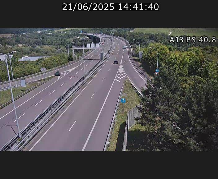 Webcam autoroute A13 à la sortie est du tunnel Markusbierg à Schengen. Vue sur le pont de la Moselle, vers l'Allemagne