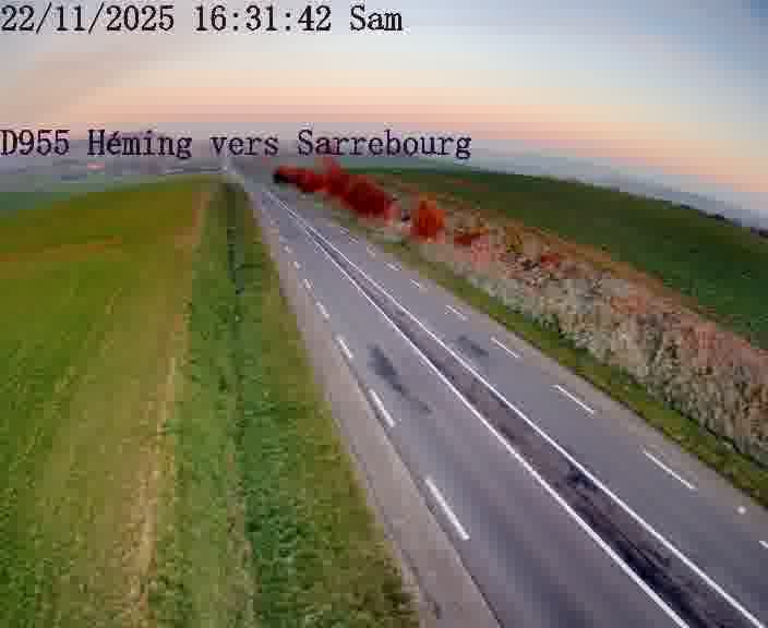 Caméra routière située sur D955 (France) à Heming, orientée vers Sarrebourg, surveillant en continu la circulation locale et régionale.