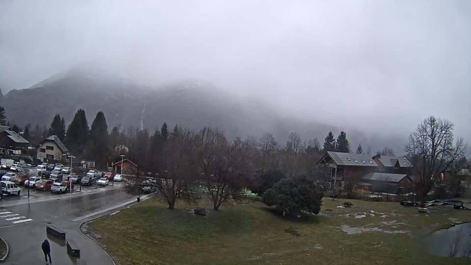Webcam au niveau de la mairie du village du Bourg d'Oisans, aux pieds de l'Alpe d'Huez et aux portes du parc des Écrins