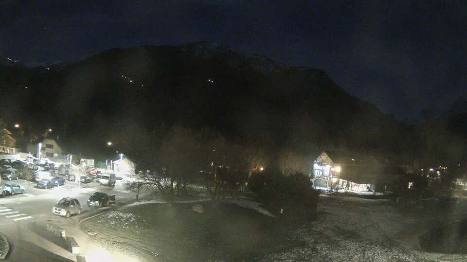 Webcam au niveau de la mairie du village du Bourg d'Oisans, aux pieds de l'Alpe d'Huez et aux portes du parc des Écrins