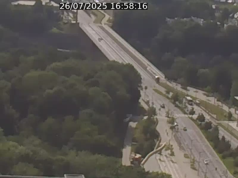 Webcam sur l'avenue John Fitzgerald Kennedy (N51) avec vue sur le Pont rouge (Pont Grande Duchesse Charlotte), l'arrêt Pfaffenthal et l'entrée du quartier Kirchberg