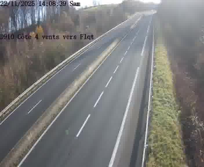 Webcam sur la D910 située dans la Côte des 4 vents. Vue orientée vers le haut de la côte, vers Faulquemont