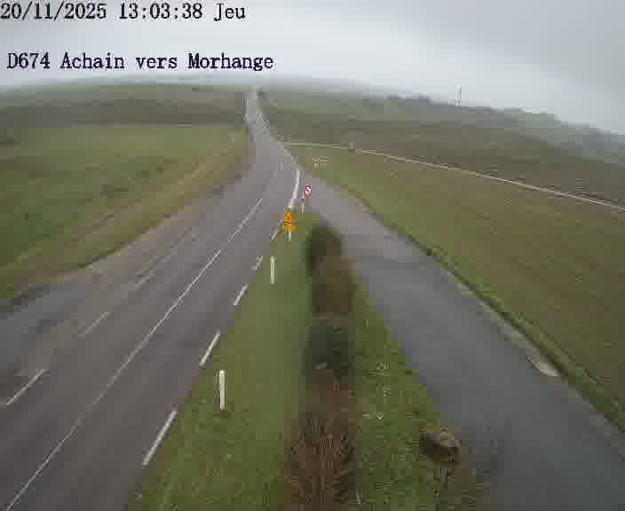 Caméra de trafic sur D674 (France) à Achain, orientée vers Morhange, permettant d’évaluer fluidité, incidents et densité automobile.