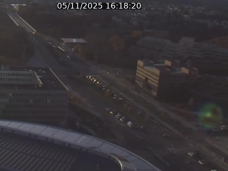 Webcam sur l'avenue John Fitzgerald Kennedy (N51) avec vue sur le Pont rouge (Pont Grande Duchesse Charlotte), l'arrêt Pfaffenthal et l'entrée du quartier Kirchberg