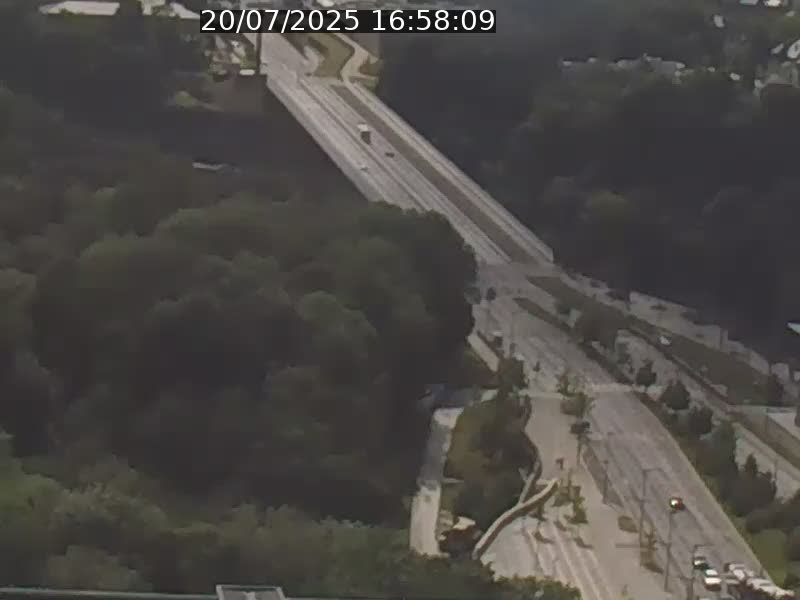Webcam sur l'avenue John Fitzgerald Kennedy (N51) avec vue sur le Pont rouge (Pont Grande Duchesse Charlotte), l'arrêt Pfaffenthal et l'entrée du quartier Kirchberg