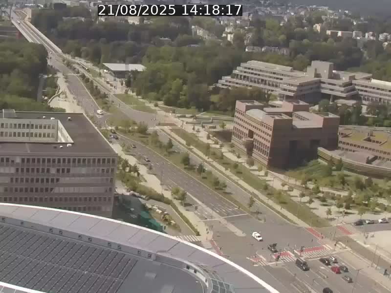 Webcam sur l'avenue John Fitzgerald Kennedy (N51) avec vue sur le Pont rouge (Pont Grande Duchesse Charlotte), l'arrêt Pfaffenthal et l'entrée du quartier Kirchberg