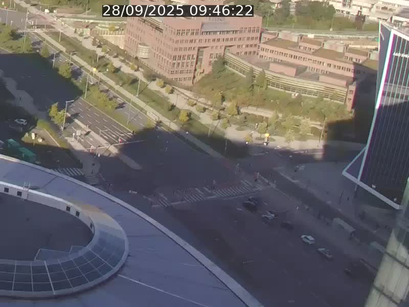 Webcam sur l'avenue John Fitzgerald Kennedy (N51) avec vue sur le Pont rouge (Pont Grande Duchesse Charlotte), l'arrêt Pfaffenthal et l'entrée du quartier Kirchberg
