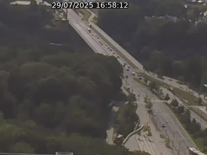 Webcam sur l'avenue John Fitzgerald Kennedy (N51) avec vue sur le Pont rouge (Pont Grande Duchesse Charlotte), l'arrêt Pfaffenthal et l'entrée du quartier Kirchberg