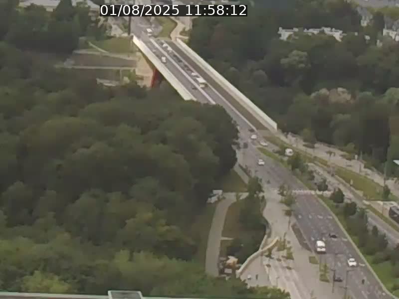 Webcam sur l'avenue John Fitzgerald Kennedy (N51) avec vue sur le Pont rouge (Pont Grande Duchesse Charlotte), l'arrêt Pfaffenthal et l'entrée du quartier Kirchberg