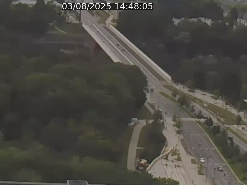 Webcam sur l'avenue John Fitzgerald Kennedy (N51) avec vue sur le Pont rouge (Pont Grande Duchesse Charlotte), l'arrêt Pfaffenthal et l'entrée du quartier Kirchberg