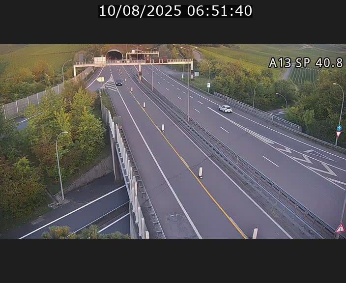 Webcam avec vue sur l'entrée côté allemand du tunnel Markusbierg à Schengen. Vue orientée vers le tunnel et Bettembourg