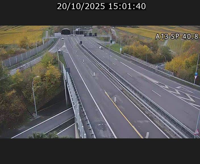 Webcam avec vue sur l'entrée côté allemand du tunnel Markusbierg à Schengen. Vue orientée vers le tunnel et Bettembourg