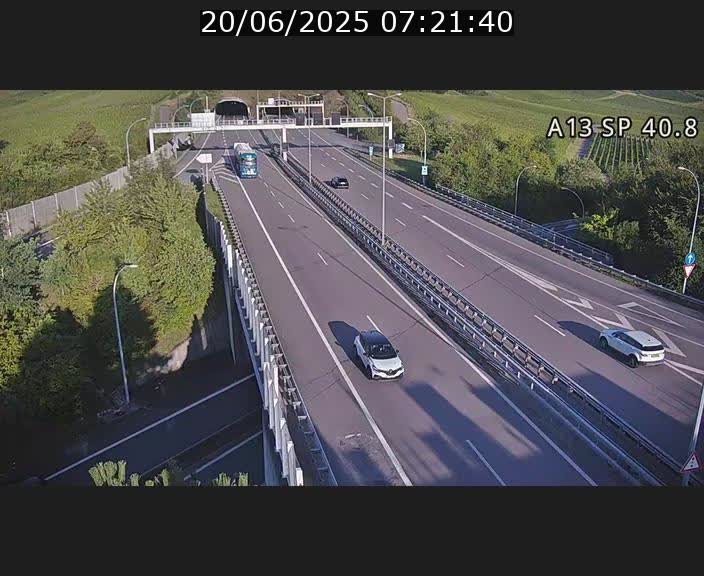 Webcam avec vue sur l'entrée côté allemand du tunnel Markusbierg à Schengen. Vue orientée vers le tunnel et Bettembourg