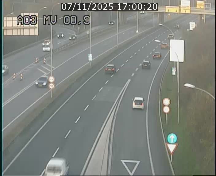Traffic live webcam Luxembourg Croix de Gasperich - A3 - BK 0.4 - direction Luxembourg