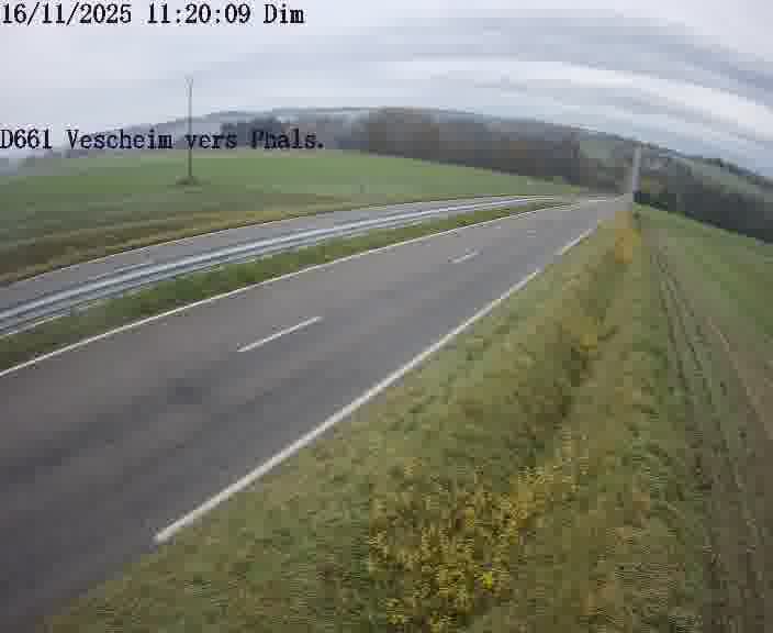 Caméra routière située sur D661 (France) à Vescheim, orientée vers Phalsbourg, surveillant en continu la circulation locale et régionale.