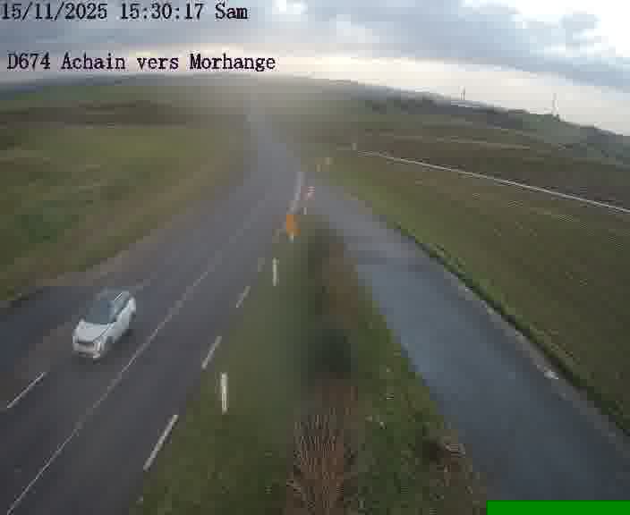 Caméra de trafic sur D674 (France) à Achain, orientée vers Morhange, permettant d’évaluer fluidité, incidents et densité automobile.