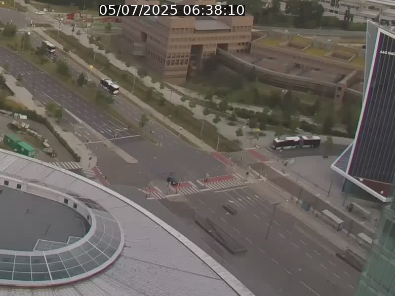 Webcam sur l'avenue John Fitzgerald Kennedy (N51) avec vue sur le Pont rouge (Pont Grande Duchesse Charlotte), l'arrêt Pfaffenthal et l'entrée du quartier Kirchberg