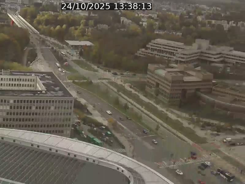 Webcam sur l'avenue John Fitzgerald Kennedy (N51) avec vue sur le Pont rouge (Pont Grande Duchesse Charlotte), l'arrêt Pfaffenthal et l'entrée du quartier Kirchberg