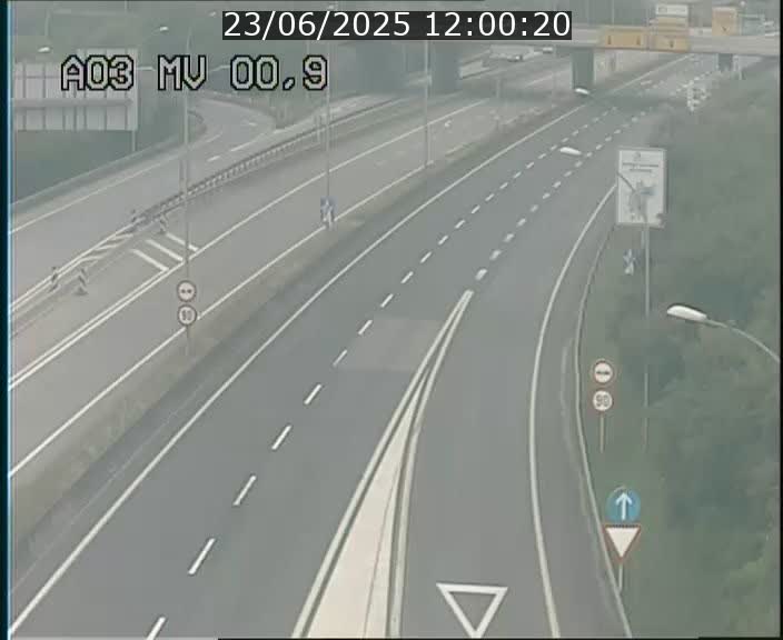Traffic live webcam Luxembourg Croix de Gasperich - A3 - BK 0.4 - direction Luxembourg