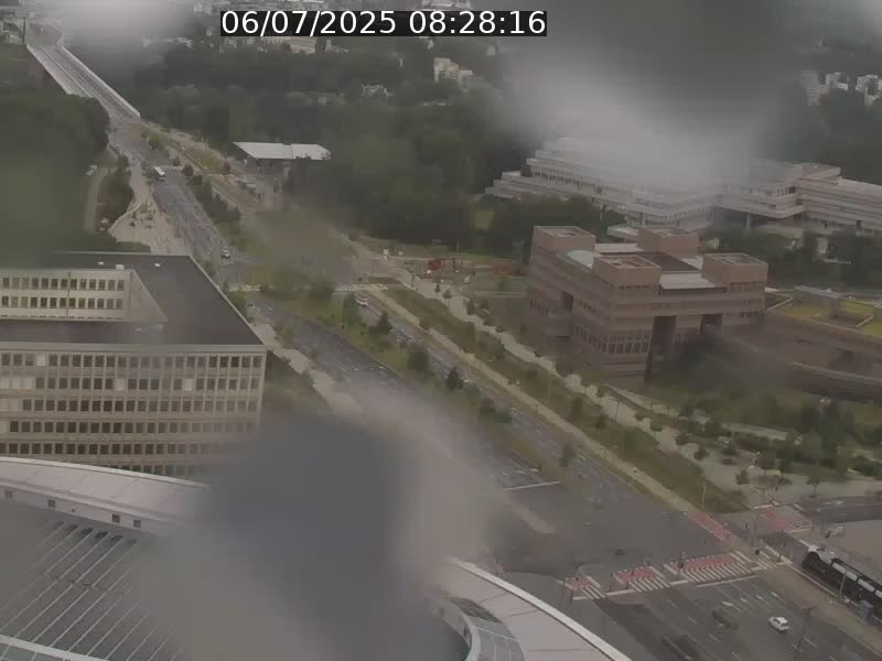 Webcam sur l'avenue John Fitzgerald Kennedy (N51) avec vue sur le Pont rouge (Pont Grande Duchesse Charlotte), l'arrêt Pfaffenthal et l'entrée du quartier Kirchberg