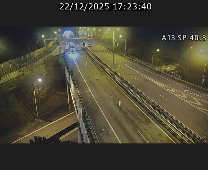 Webcam avec vue sur l'entrée côté allemand du tunnel Markusbierg à Schengen. Vue orientée vers le tunnel et Bettembourg