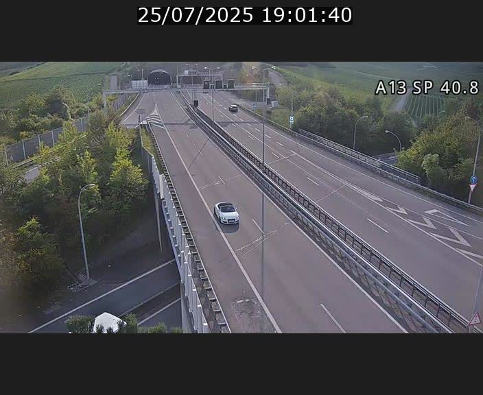 Webcam avec vue sur l'entrée côté allemand du tunnel Markusbierg à Schengen. Vue orientée vers le tunnel et Bettembourg