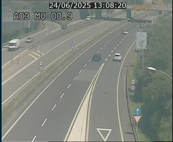 Traffic live webcam Luxembourg Croix de Gasperich - A3 - BK 0.4 - direction Luxembourg