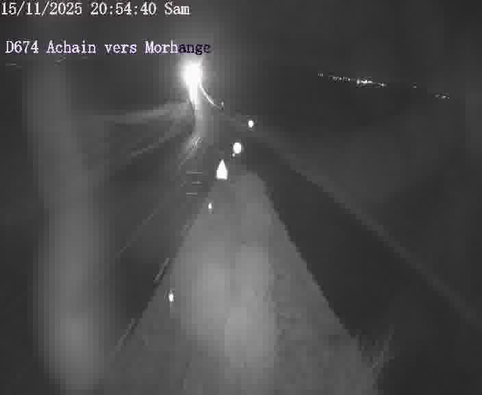 Caméra de trafic sur D674 (France) à Achain, orientée vers Morhange, permettant d’évaluer fluidité, incidents et densité automobile.