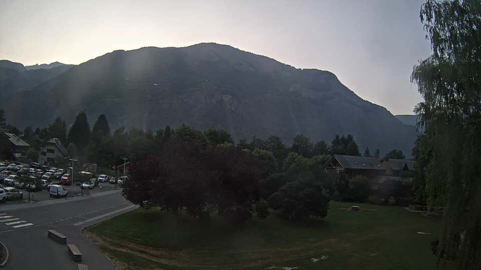 Webcam au niveau de la mairie du village du Bourg d'Oisans, aux pieds de l'Alpe d'Huez et aux portes du parc des Écrins