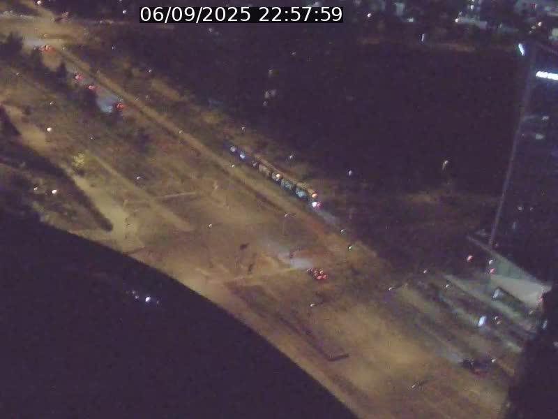 Webcam sur l'avenue John Fitzgerald Kennedy (N51) avec vue sur le Pont rouge (Pont Grande Duchesse Charlotte), l'arrêt Pfaffenthal et l'entrée du quartier Kirchberg