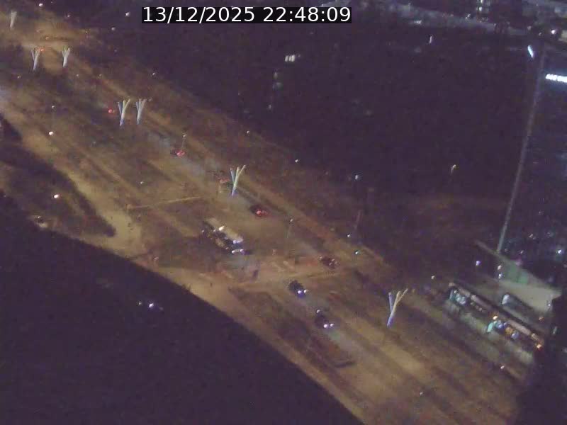 Webcam sur l'avenue John Fitzgerald Kennedy (N51) avec vue sur le Pont rouge (Pont Grande Duchesse Charlotte), l'arrêt Pfaffenthal et l'entrée du quartier Kirchberg