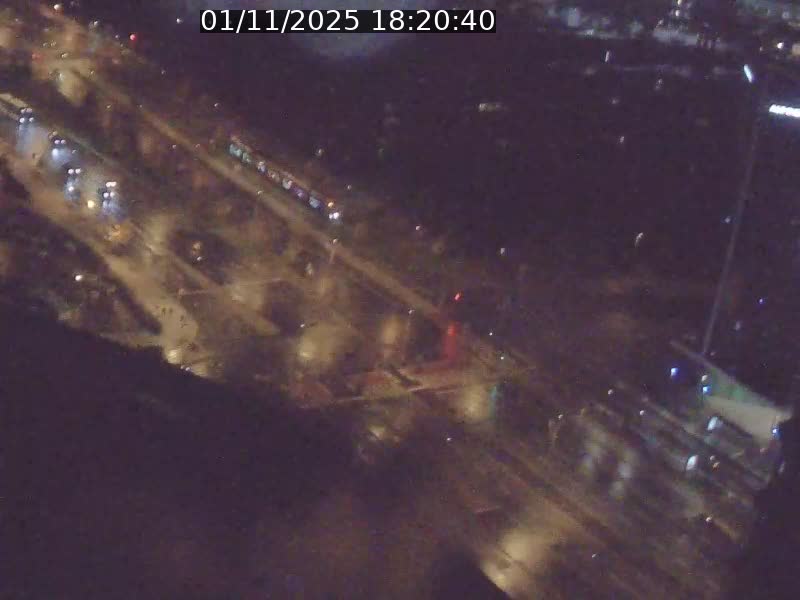 Webcam sur l'avenue John Fitzgerald Kennedy (N51) avec vue sur le Pont rouge (Pont Grande Duchesse Charlotte), l'arrêt Pfaffenthal et l'entrée du quartier Kirchberg