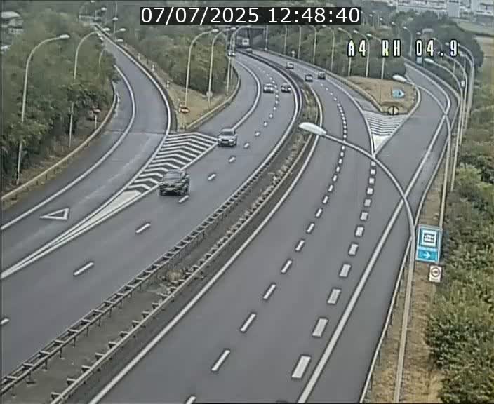 Traffic live webcam Luxembourg Leudelange - A4 - BK 4.9 - direction Luxembourg