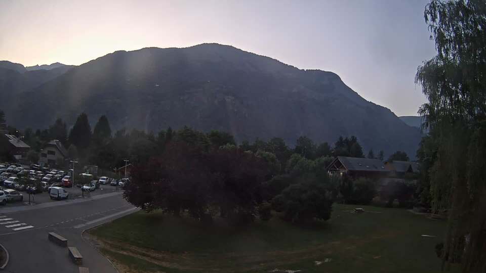 Webcam au niveau de la mairie du village du Bourg d'Oisans, aux pieds de l'Alpe d'Huez et aux portes du parc des Écrins