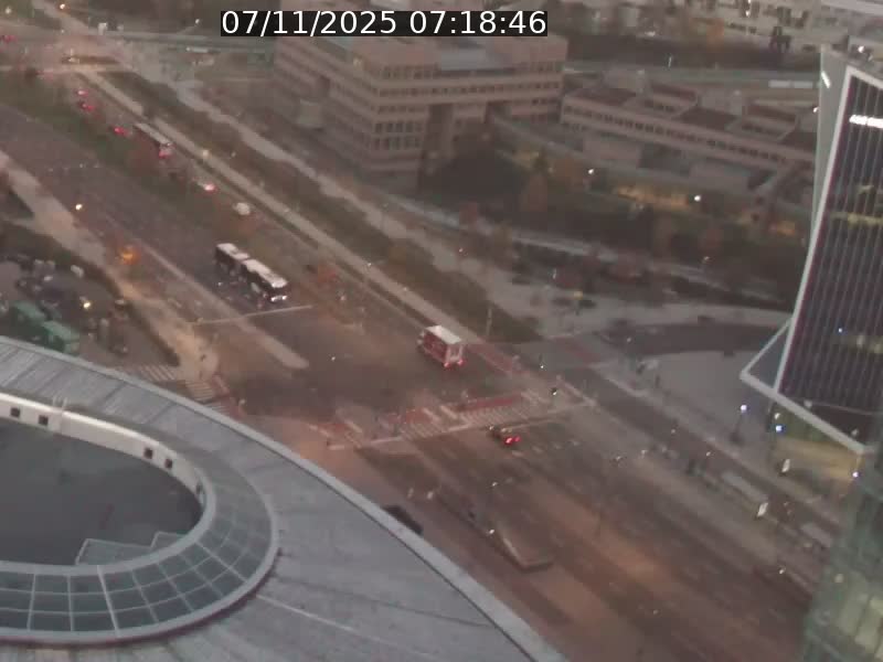 Webcam sur l'avenue John Fitzgerald Kennedy (N51) avec vue sur le Pont rouge (Pont Grande Duchesse Charlotte), l'arrêt Pfaffenthal et l'entrée du quartier Kirchberg