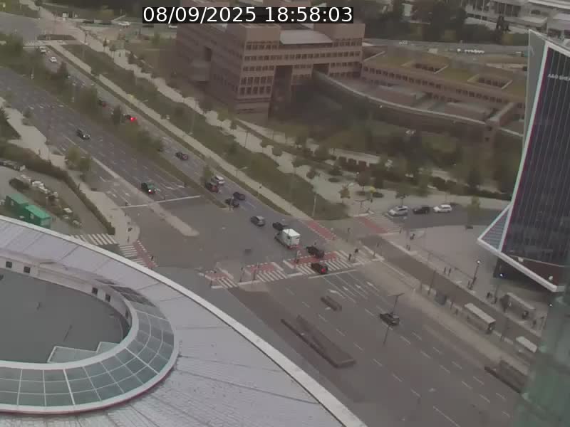 Webcam sur l'avenue John Fitzgerald Kennedy (N51) avec vue sur le Pont rouge (Pont Grande Duchesse Charlotte), l'arrêt Pfaffenthal et l'entrée du quartier Kirchberg
