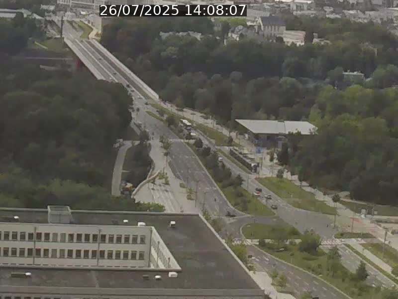 Webcam sur l'avenue John Fitzgerald Kennedy (N51) avec vue sur le Pont rouge (Pont Grande Duchesse Charlotte), l'arrêt Pfaffenthal et l'entrée du quartier Kirchberg