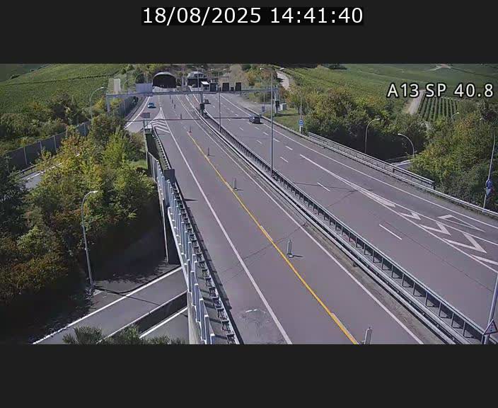 Webcam avec vue sur l'entrée côté allemand du tunnel Markusbierg à Schengen. Vue orientée vers le tunnel et Bettembourg