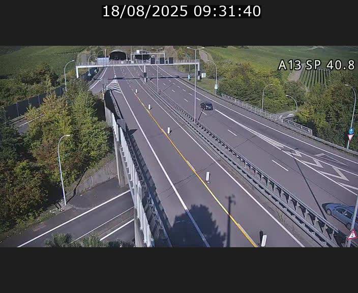 Webcam avec vue sur l'entrée côté allemand du tunnel Markusbierg à Schengen. Vue orientée vers le tunnel et Bettembourg