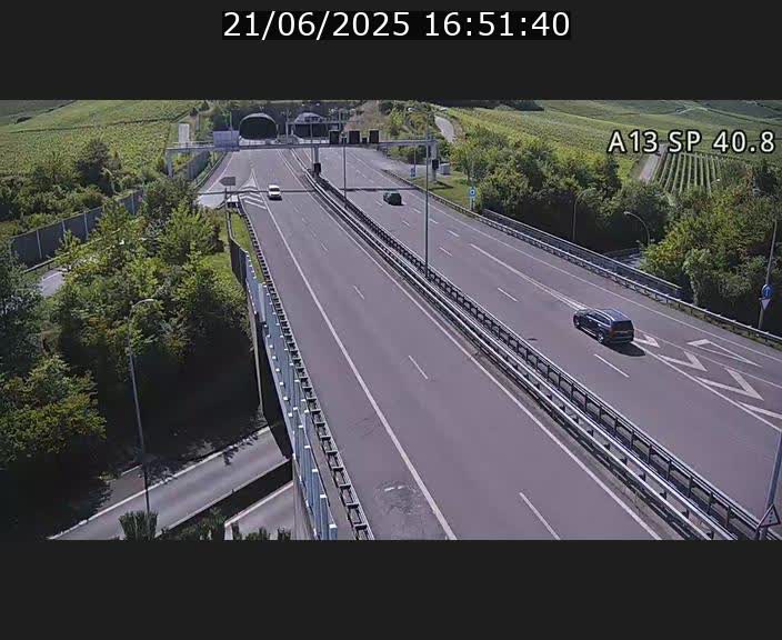Webcam avec vue sur l'entrée côté allemand du tunnel Markusbierg à Schengen. Vue orientée vers le tunnel et Bettembourg
