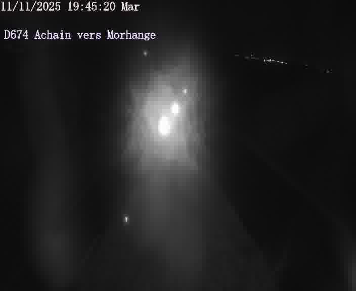 Caméra de trafic sur D674 (France) à Achain, orientée vers Morhange, permettant d’évaluer fluidité, incidents et densité automobile.