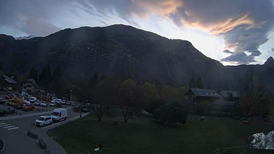 Webcam au niveau de la mairie du village du Bourg d'Oisans, aux pieds de l'Alpe d'Huez et aux portes du parc des Écrins