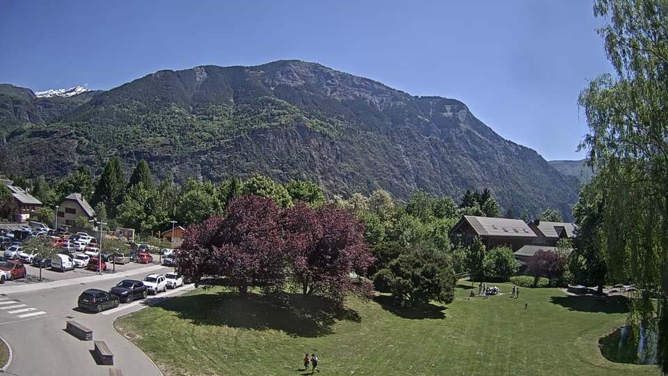 Webcam au niveau de la mairie du village du Bourg d'Oisans, aux pieds de l'Alpe d'Huez et aux portes du parc des Écrins